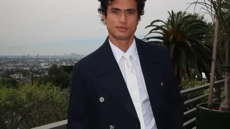 Charles Melton dalam Pembicaraan Perankan Kakashi untuk Film "Naruto"