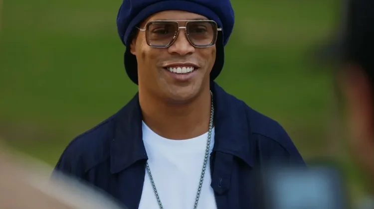 Ronaldinho Kembali ke Sepak Bola Profesional
