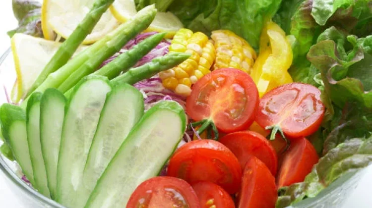 Menyiapkan Lalapan Sayur yang Benar dan Sehat