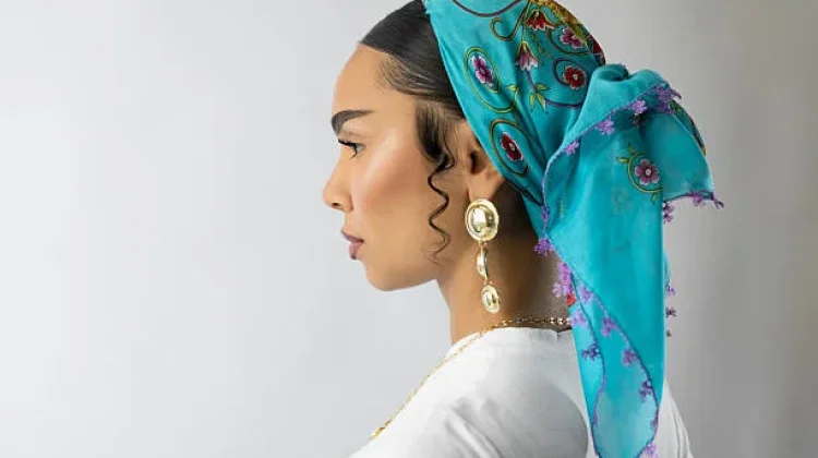 Tren Bandana saat Ini: Aksesori Sederhana yang Kembali Jadi Favorit