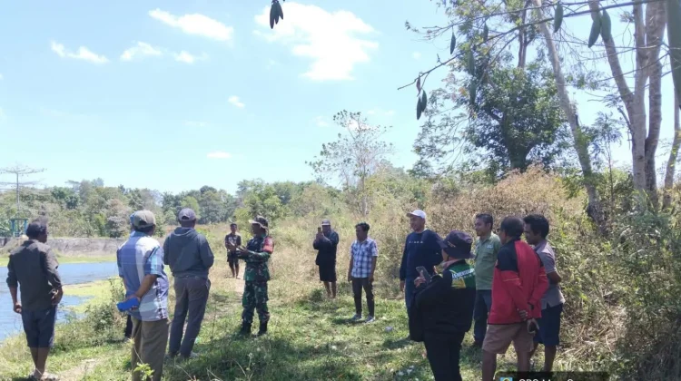 Tak Kenal Libur, Babinsa Lewa Dampingi Pematokan Pompanisasi