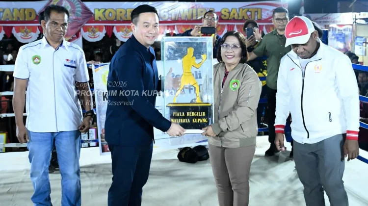 Piala Bergilir Daur Ulang Warnai Kejuaraan Tinju Kota Kupang