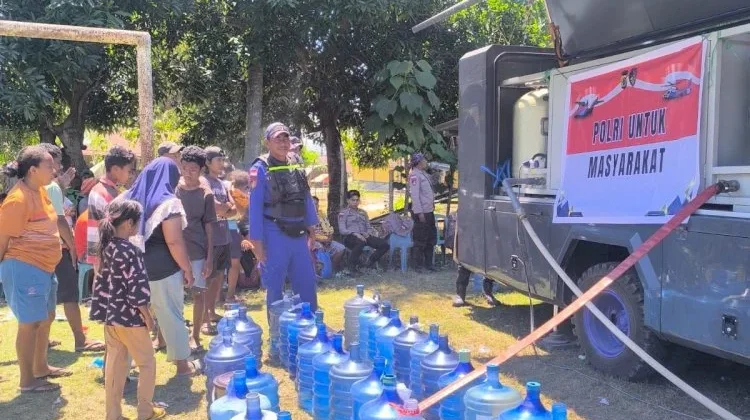 Terdampak Bencana Warga Kampung Watubaur Dapat Bantuan Air Minum