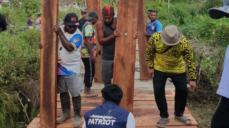 Jembatan Patriot UI Wondama Perkuat Gotong Royong Masyarakat