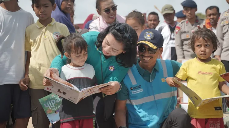 PLN Bawa Buku Bacaan dan Cahaya Harapan untuk Anak-Anak Pengungsian Reok