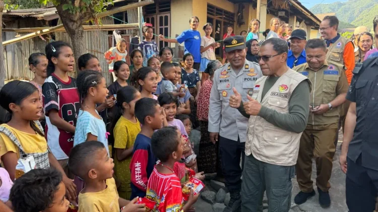 Wagub NTT Tinjau Dampak Gempa dan Serahkan Bantuan