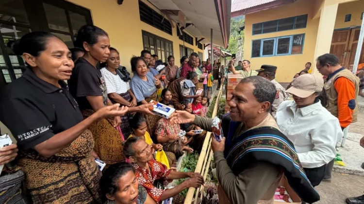 Warga Ende Minta Pemerintah Segera Perbaiki Jalan Rusak