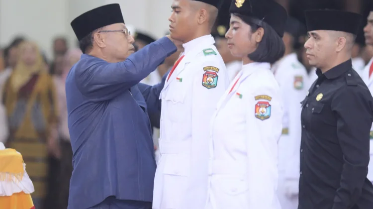 Bupati Yohanis Dade Kukuhkan Paskibraka Angkatan Ke-81