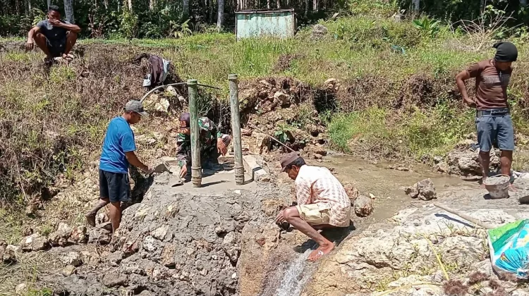 Babinsa Perbaiki Pompa Hidram, Air Bersih Kembali Mengalir