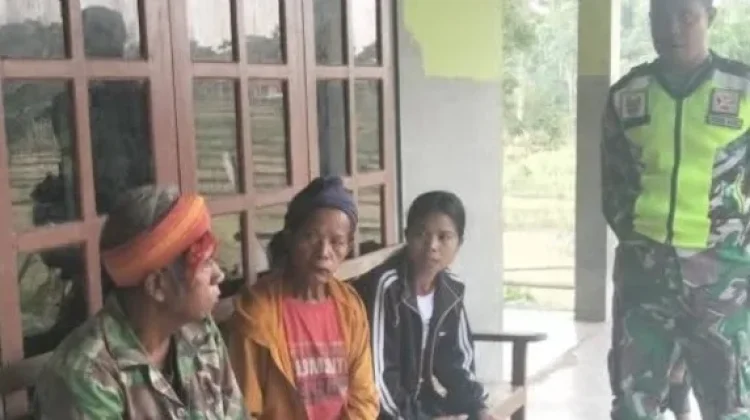 Babinsa Kodim 1629 SBD Pererat Silaturahmi Bersama Warga