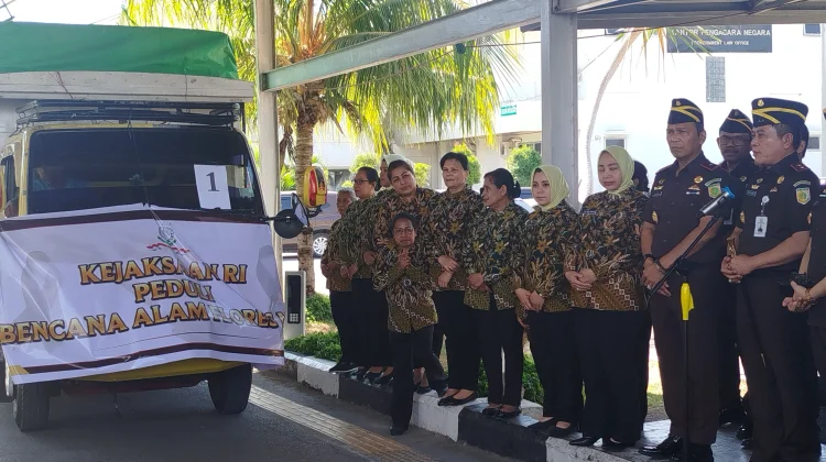 Bantuan Kemanusiaan Kejaksaan Tinggi NTT Gempa Bumi Flores Tiba di Ende