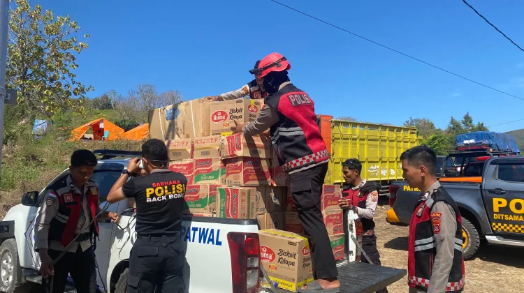 Polda NTT Salurkan Bantuan Warga Terdampak Bencana di Manggarai Timur