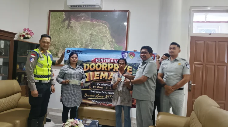 Bupati Sumba Timur Serahkan Hadiah Emas Bagi Wajib Pajak Taat