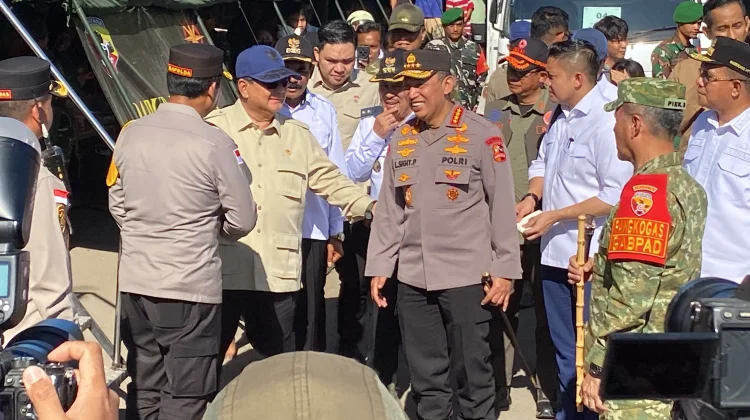 Presiden Prabowo Cek Dapur Lapangan Polri di Posko Pengungsian Danga