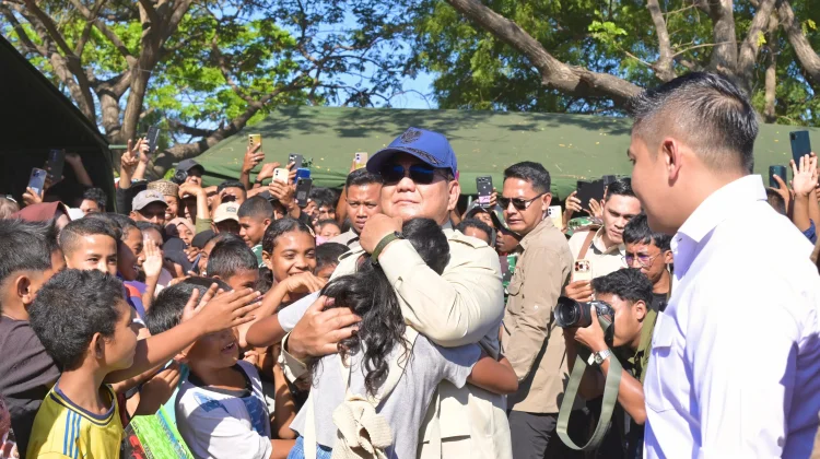 Presiden Prabowo Sambangi Pengungsi di Nagekeo, Ribuan Warga Antusias Menyambut