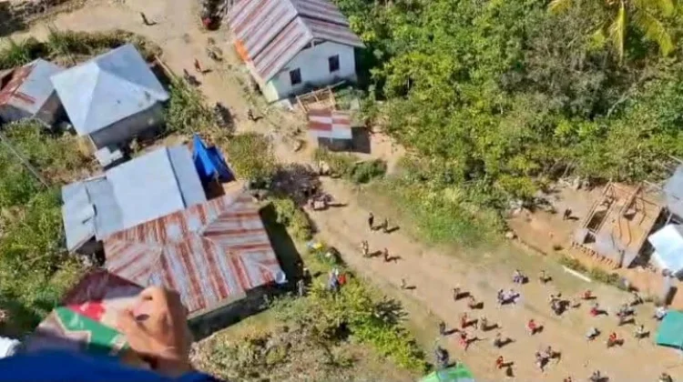 Polri Lakukan Airdrop Bantu Warga Kampung Landor yang Terisolasi