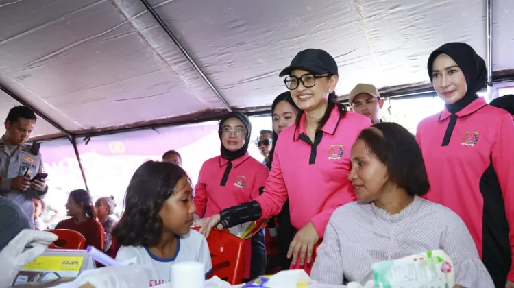 Ketua Umum Bhayangkari Gelar Bakti Kesehatan bagi Pengungsi Gempa Flores