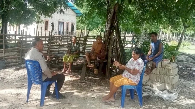 Bhabinkamtibmas Polsek Rote Timur Perkuat Edukasi Kamtibmas di tengah Warga