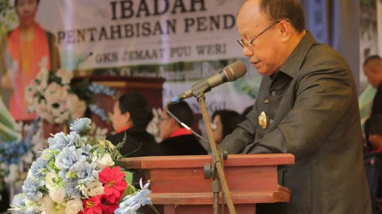 Bupati Sumba Barat Hadiri Pentabisan GKS Jemaat Pu'uweri