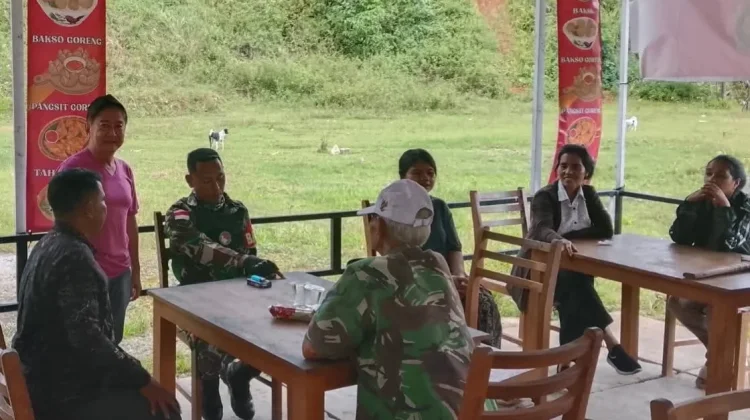 Babinsa Pererat Silaturahmi TNI dan Rakyat Desa Mata Wekaroro