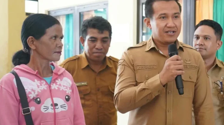 Wabup SBD Serahkan Bantuan Peralatan Vokasional Bagi PPKS