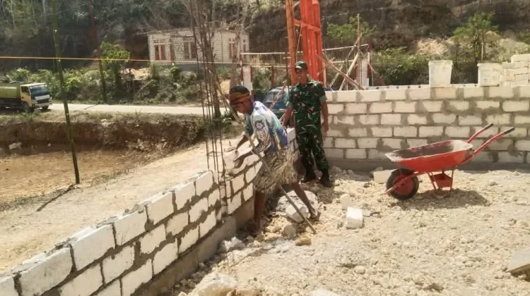 Babinsa Bantu Warga Bangun Rumah, Wujudkan Semangat Gotong Royong
