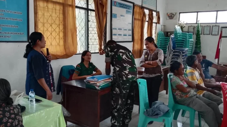 Babinsa Dampingi Warga Mengikuti Cek Kesehatan Gratis
