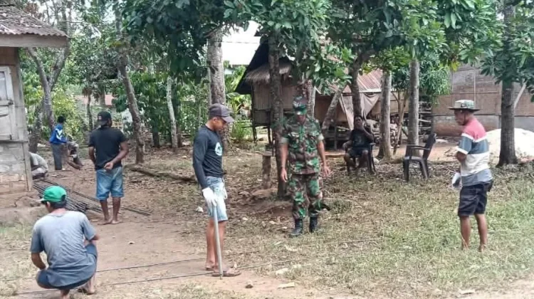 Babinsa Katikutana Jaga Keamanan Bersama Warga Desa