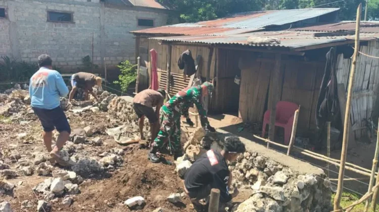 Babinsa 03 Katikutana Perkuat Hubungan lewat Gotong Royong