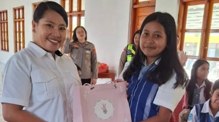 Polwan Goes to School Bangun Karakter Siswa SMA Negeri 1 Waikabubak