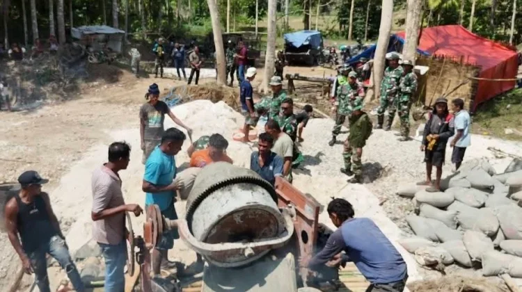 Kodim 1629 SBD Bersama Warga Percepat Pembangunan Jembatan