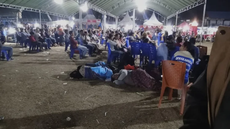 Mama-Mama dari Hundihopo Rela Tidur di Lapangan Demi Anak