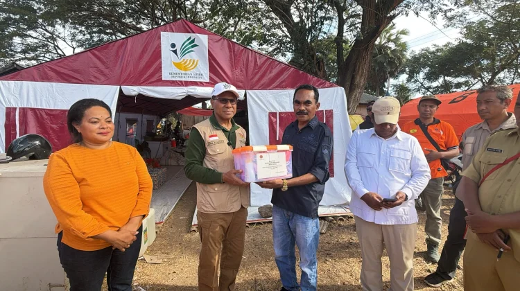 Wagub NTT Salurkan Bantuan Logistik Bagi Pengungsi Gempa