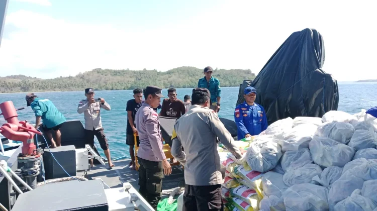 Ditpolairud Polda NTT Salurkan 2,5 Ton Logistik Bagi Korban Gempa Flores
