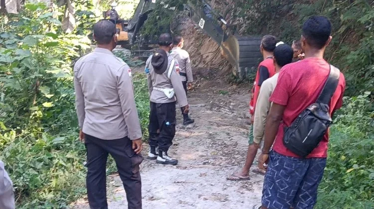 Bencana Tanah Longsor Polri Buka Jalan Bagi Warga