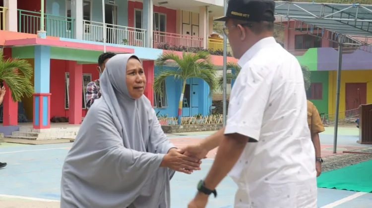 Gubernur Melki Salurkan Bantuan ke Pesantren dan Paroki Ende