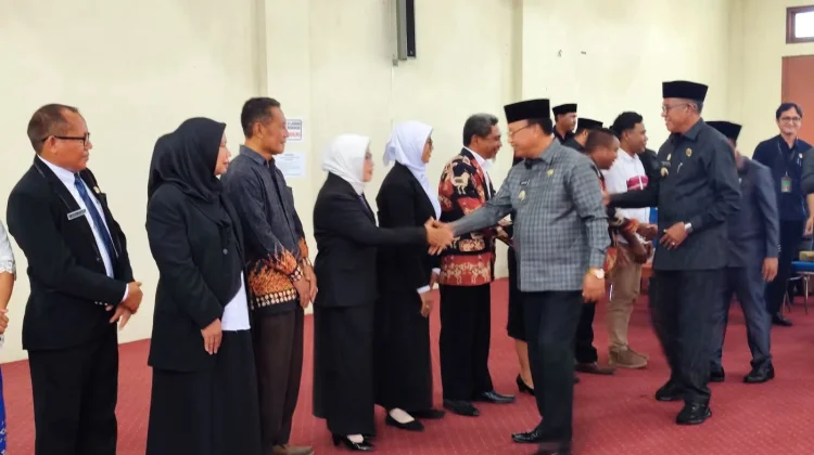 Bupati Yohanis Dade Lantik 20 Kepala Sekolah Sejumlah Tingkatan