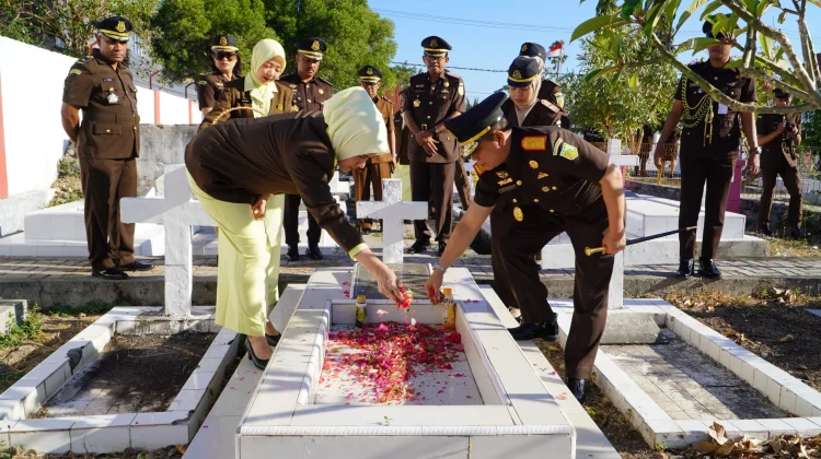 Kajati NTT Pimpin Ziarah ke TMP Dharma Loka Peringatan Hari Lahir Ke-81 Kejaksaan RI