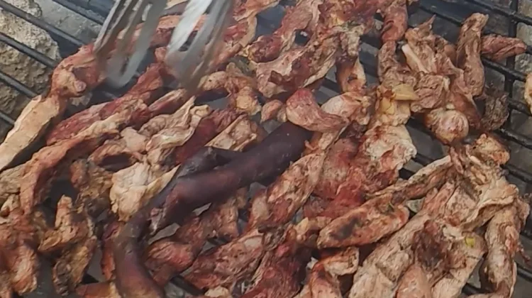 Noldy Manfaatkan Pasar Baun Kembangkan Usaha Babi Bakar
