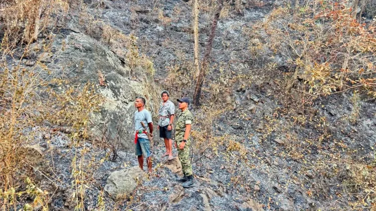 Babinsa Koramil Karera Pantau Bekas Kebakaran Cegah Karhutla