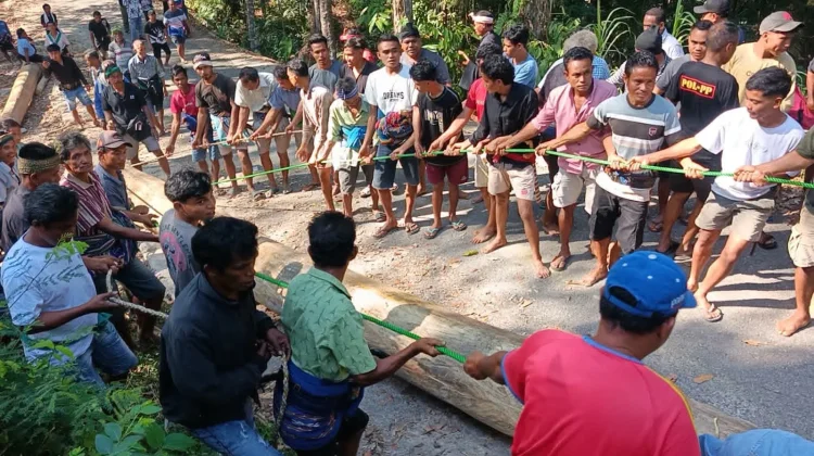 Wabup Sumba Barat Memberikan Dukungan Pelestarian Tradisi Rumah Adat