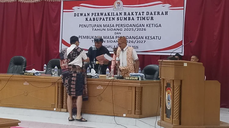 Wabup Yonathan Sampaikan Nota Keuangan Perubahan APBD Sumba Timur