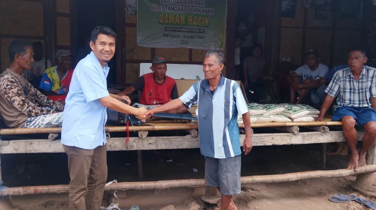 Dua Kelompok Nelayan Sumba Timur Terima Bantuan Mesin Perikanan