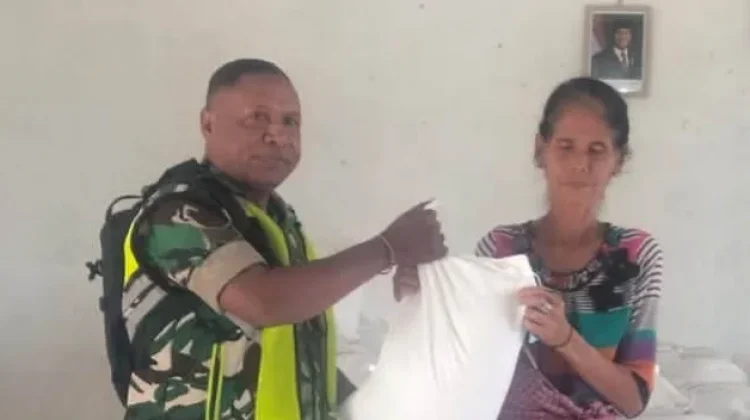 Babinsa Dampingi Penyaluran Beras untuk Warga Desa Pahola