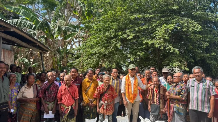 Bulog NTT dan Usman Husin Lakukan Penyerahan Banpang di Kabupaten Kupang
