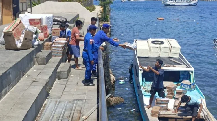 Polres Mabar Kembali Kirim Logistik Korban Gempa di Pulau Longos