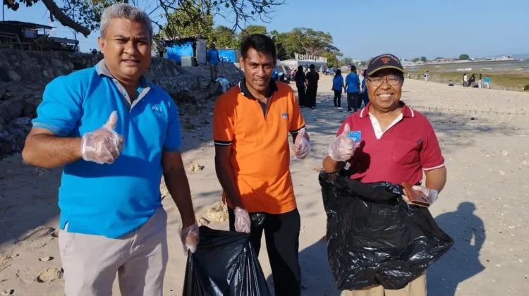 Pemerhati RRI Ajak Pengunjung Jaga Kebersihan Pantai Pasir Panjang