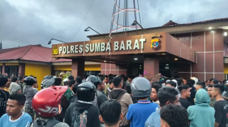 Kodim 1613/Sumba Barat Bantu Polres Sumba Barat Redam Ketegangan Massa
