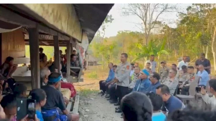 PJU Polda NTT Bersama Kapolres Sumba Barat Melayat ke Rumah Duka Korban Penembakan