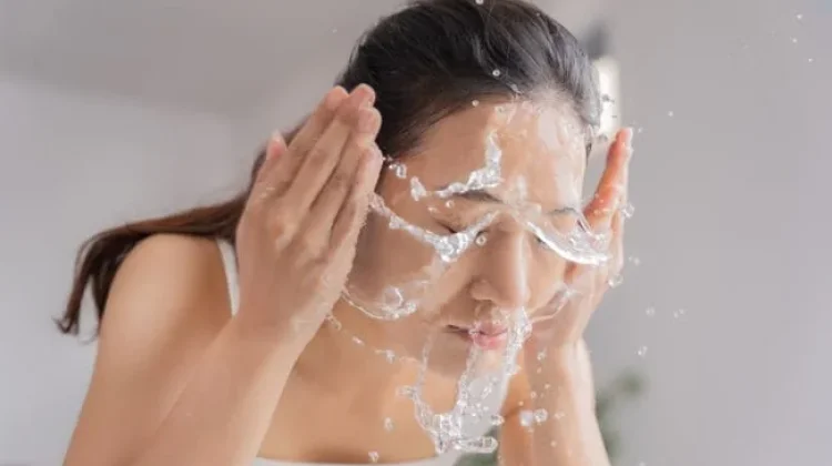 4 Manfaat Cuci Muka pakai Air Es